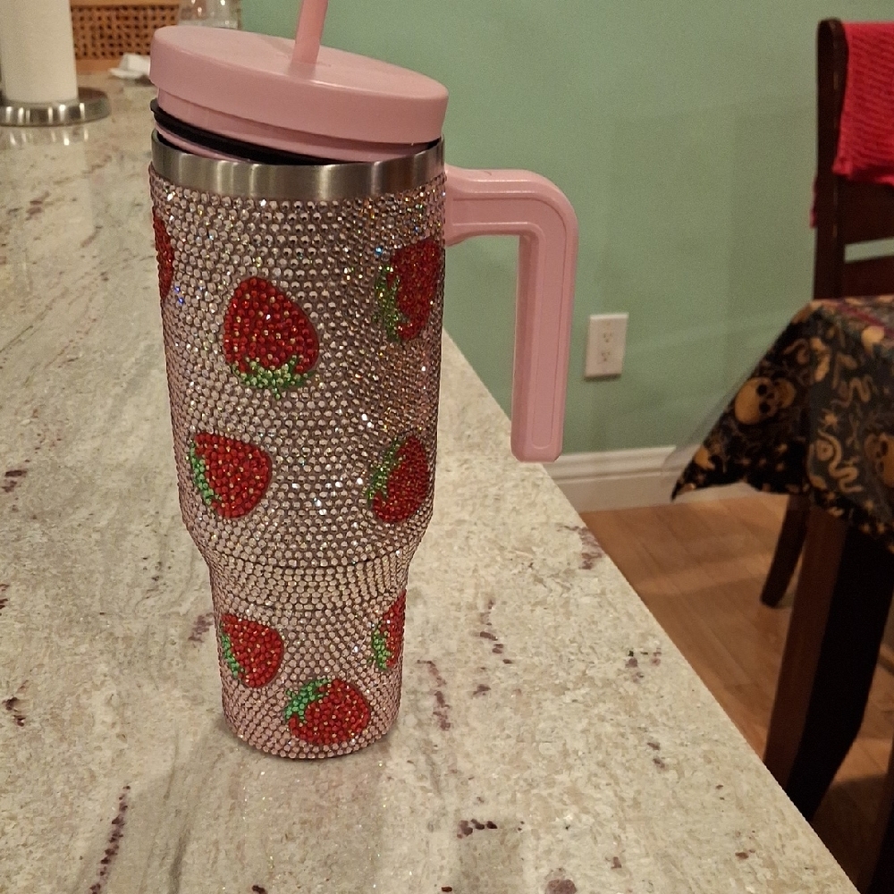 Like New Hydrapeak Limited Edition Strawberry  Voyager 48 Oz Tumbler